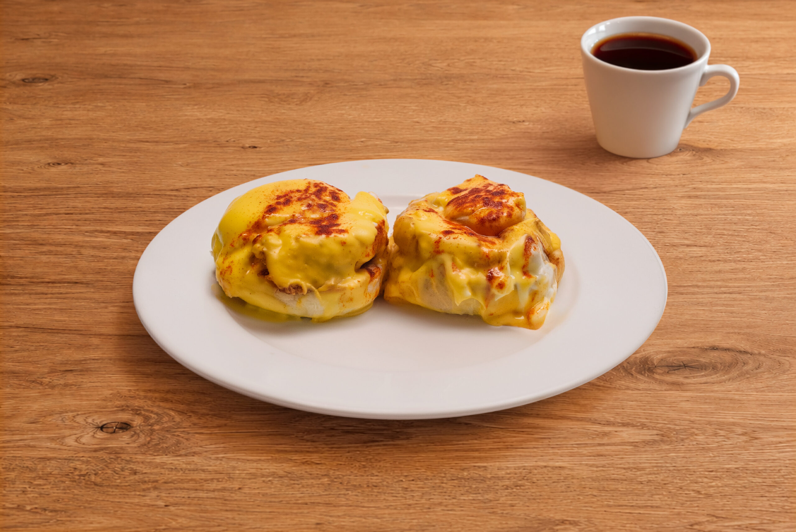 Maryland crab cake eggs benedict