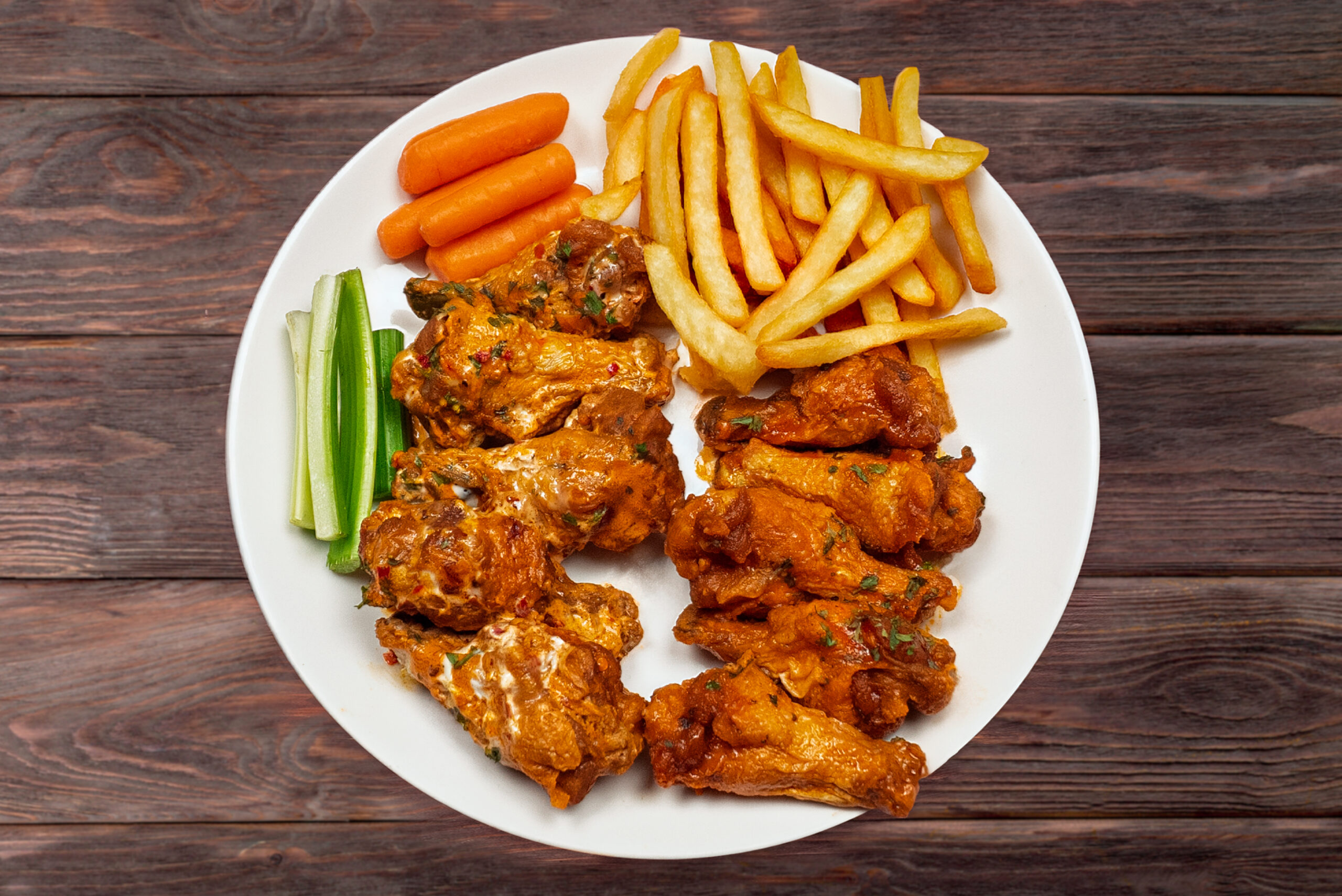 Buffalo wings with fries